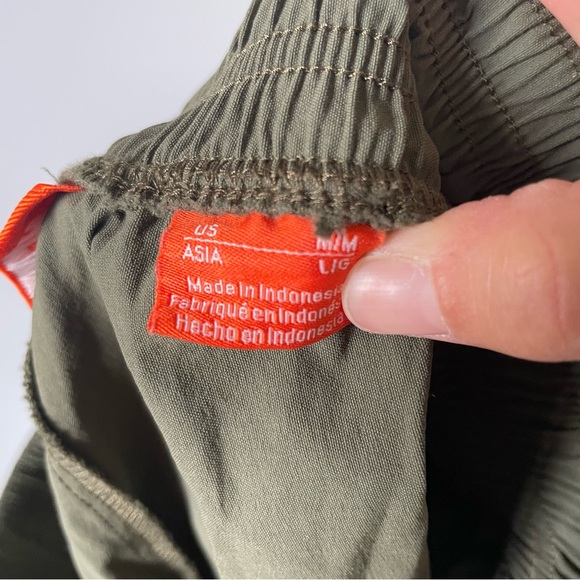 Merrell Olive Green Women's Shorts Size Medium - Picture 6 of 8